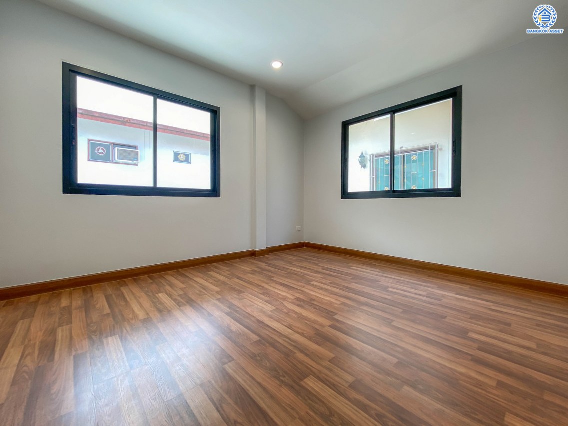 บ้านมือสองตกแต่งใหม่ โครงการ ป.ผาสุก บรมราชชนนี เนื้อที่ 77 ตร.ว. ฟังก์ชันจัดเต็ม 3 ห้องนอน 2 ห้องน้ำ จอดรถได้ 3 คัน บนทำเลศักยภาพ เข้า-ออกได้ทั้งถนนบรมราชชนนี ถนนพุทธมณฑลสาย2 และถนนกาญจนาฯ ใกล้ทางคู่ขนานลอยฟ้าบรมราชชนนี, เซ็นทรัลปิ่นเกล้า และม.มหิดล